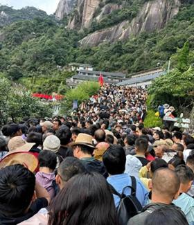 惨！上万游客被冻成“冰棍”，景区却只会发姜汤？评论区炸锅-图2